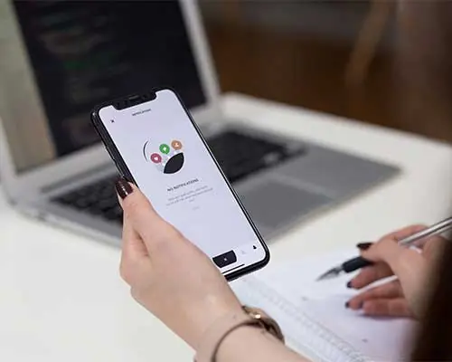 スマートフォンでモバイルアプリを使用する人